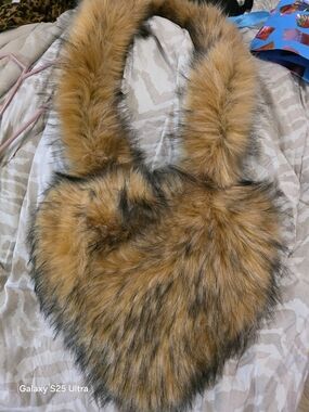 Faux Fur Heart Shoulder Bag in Golden Brown